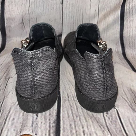 Stuart Weitzman Womens Charcoal Snake Skin Leather Rumpus Sneaker Size 6 Flats - Picture 4 of 8